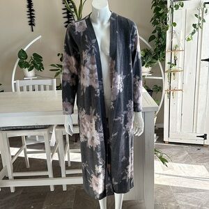 Vanilla bay Long gray floral kimono/duster, pockets, slits up both sides M